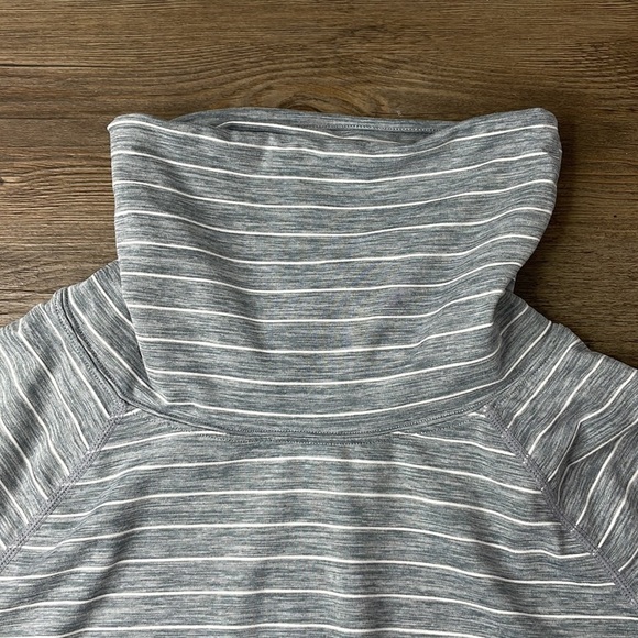 GAP GapFit Women’s Long Sleeve Grey and White Turtleneck Shirt, size small - Picture 3 of 10